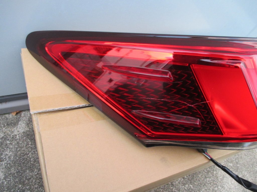 4477 LEXUS レクサス CT 後期 純正 左 テールランプ KOITO 76-31 ヒビあり 要画像確認! 81561-76261_画像2