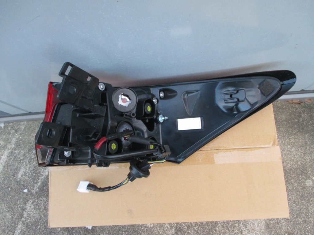 4477 LEXUS レクサス CT 後期 純正 左 テールランプ KOITO 76-31 ヒビあり 要画像確認! 81561-76261_画像7