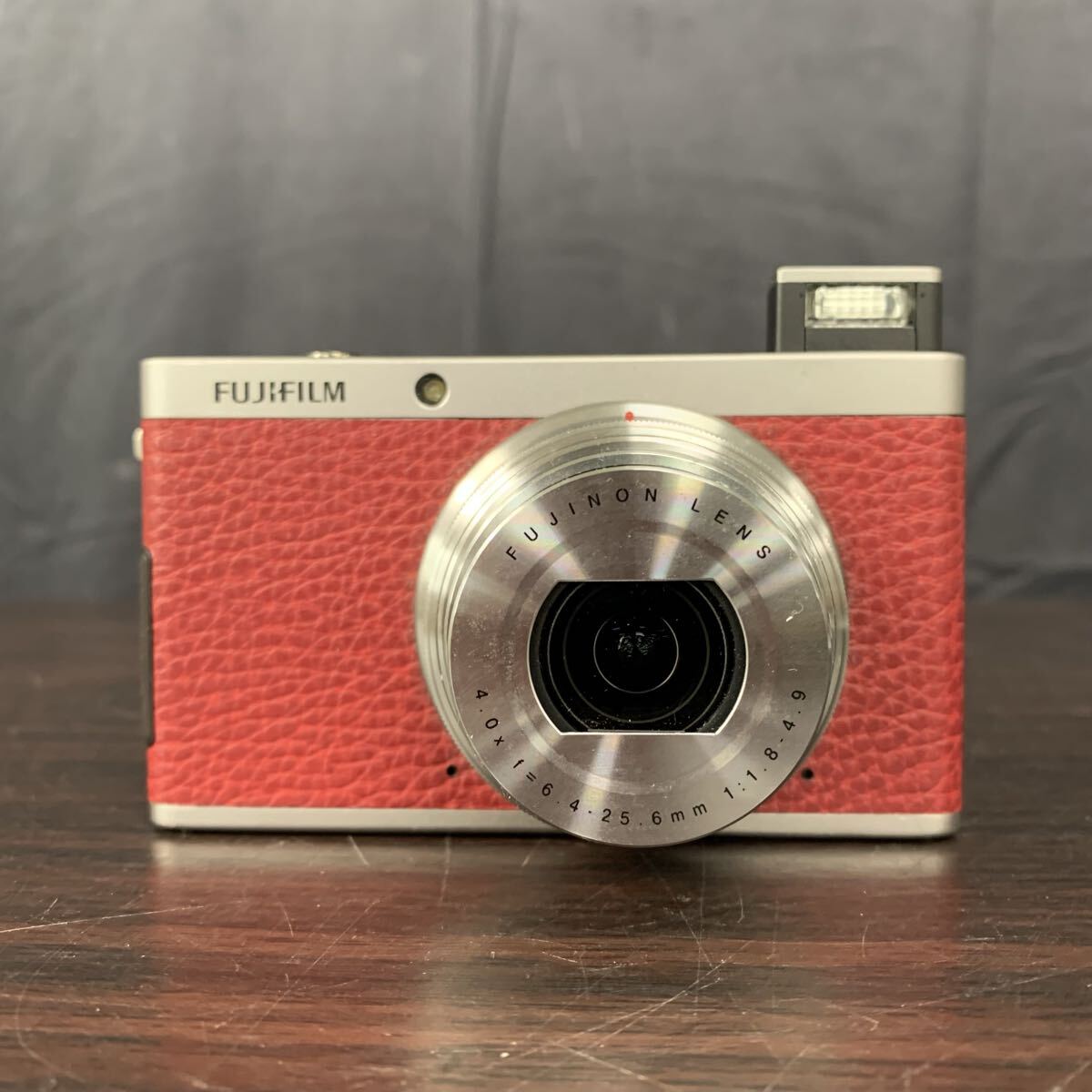 ●【売り切り】FUJIFILM 富士フィルム コンパクトデジタルカメラ XF1 レッド 4.0× f=6.4-25.6mm 1:1.8-4.9 動作確認済み_画像2