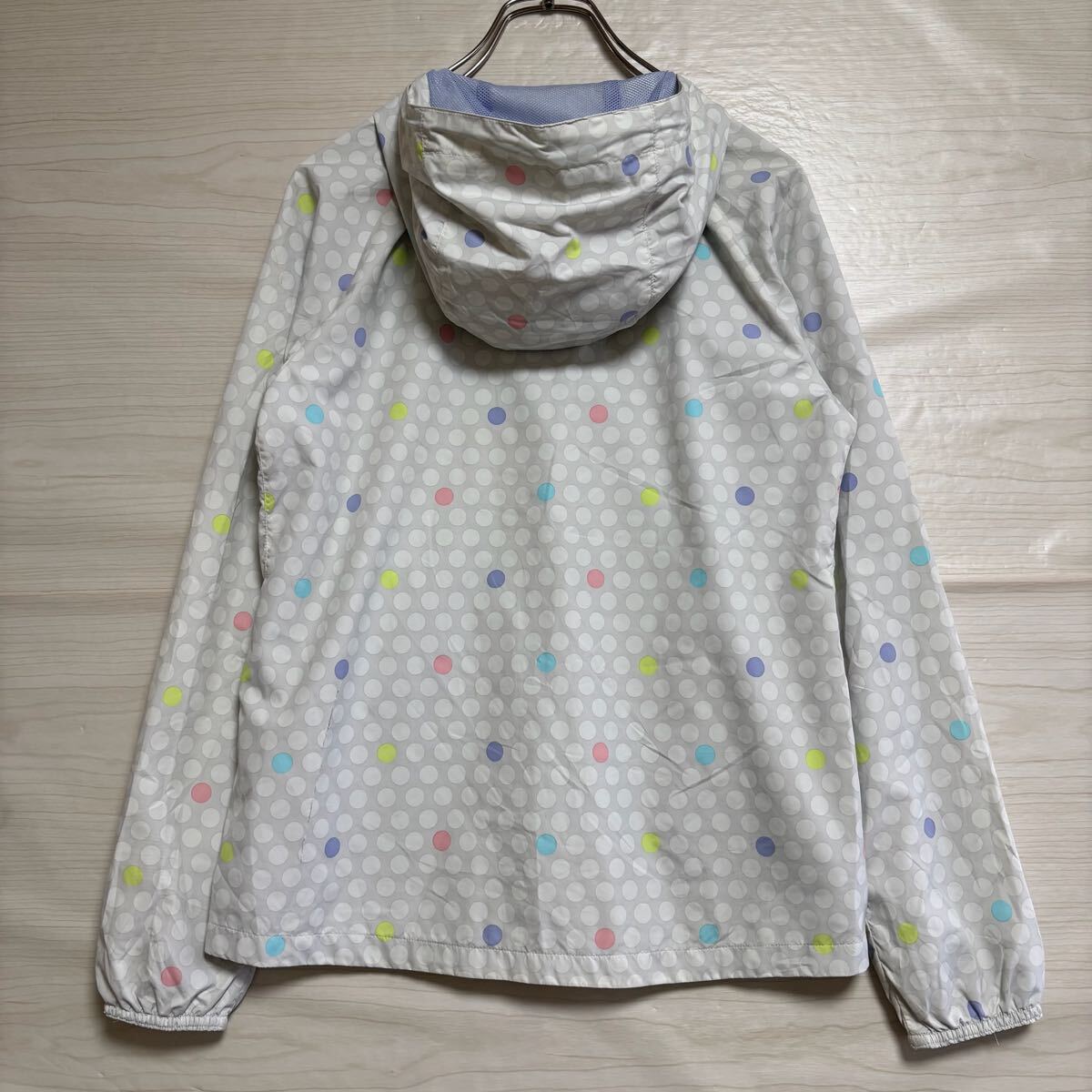 NIKE ナイキ ナイロンパーカー フーディー 総柄 スポーツウェア ラッシュガード サイズS ホワイト 白 レディース トップス(44)_画像2