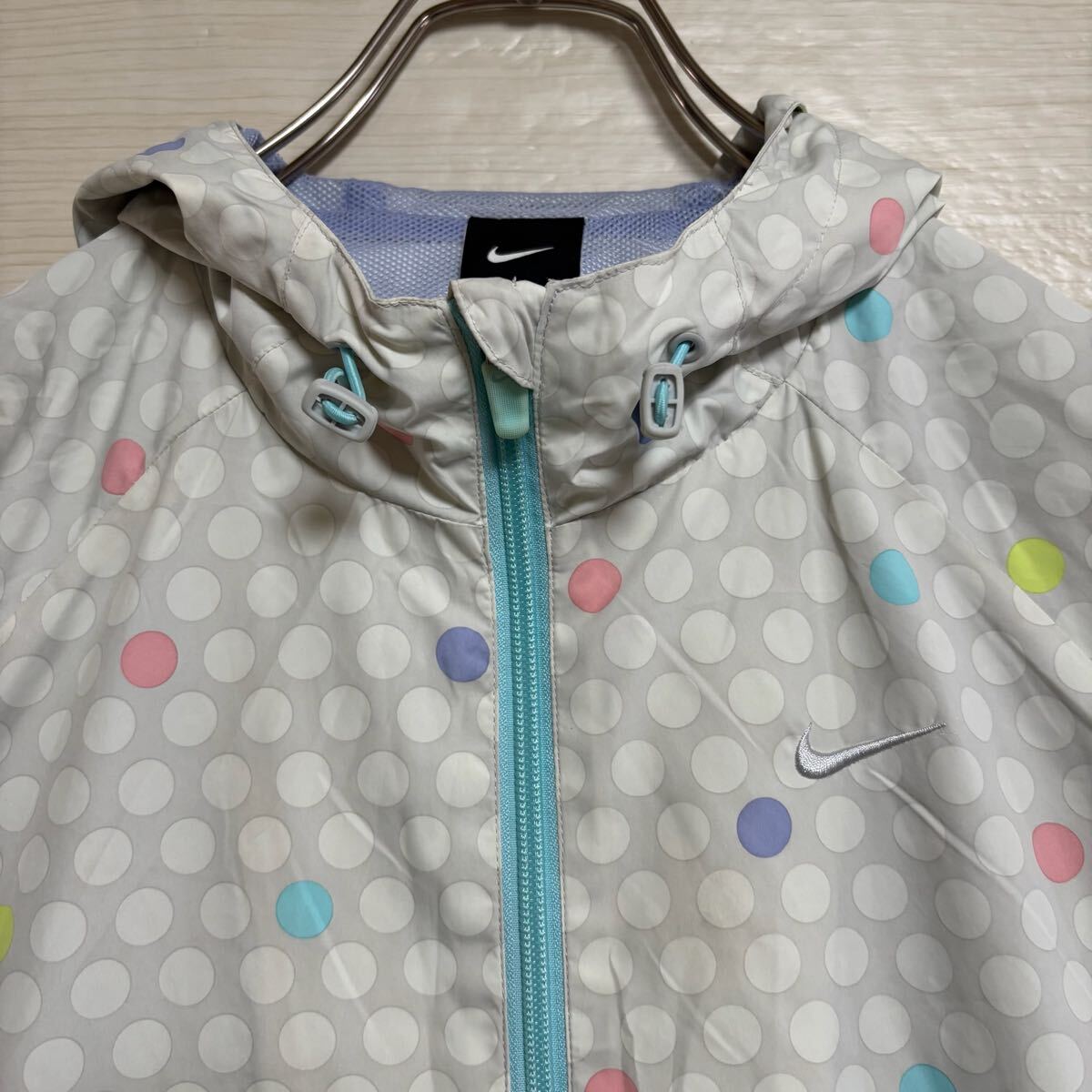 NIKE ナイキ ナイロンパーカー フーディー 総柄 スポーツウェア ラッシュガード サイズS ホワイト 白 レディース トップス(44)_画像3