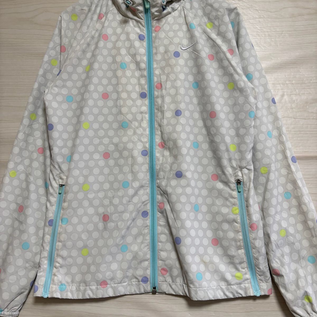 NIKE ナイキ ナイロンパーカー フーディー 総柄 スポーツウェア ラッシュガード サイズS ホワイト 白 レディース トップス(44)_画像4