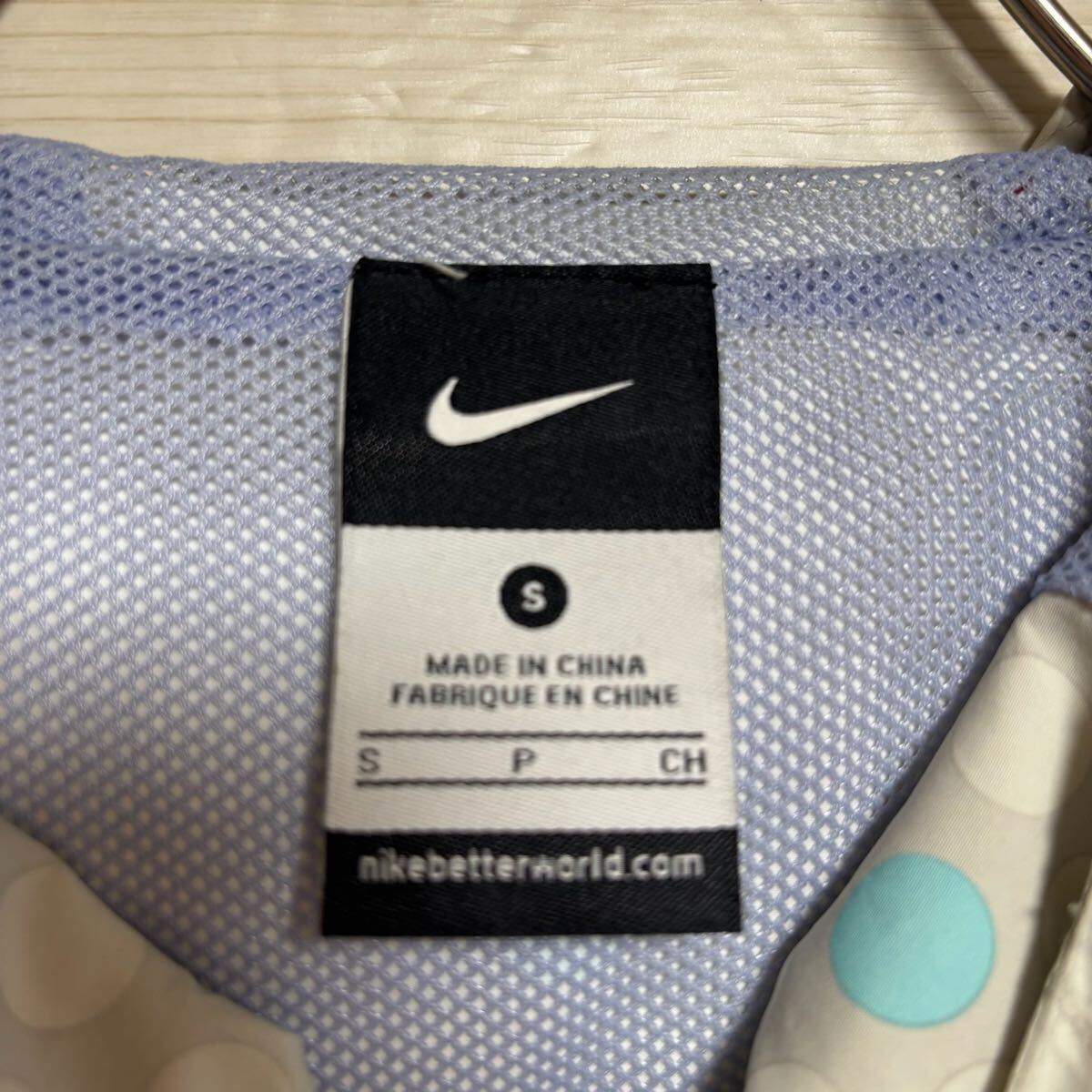 NIKE ナイキ ナイロンパーカー フーディー 総柄 スポーツウェア ラッシュガード サイズS ホワイト 白 レディース トップス(44)_画像6