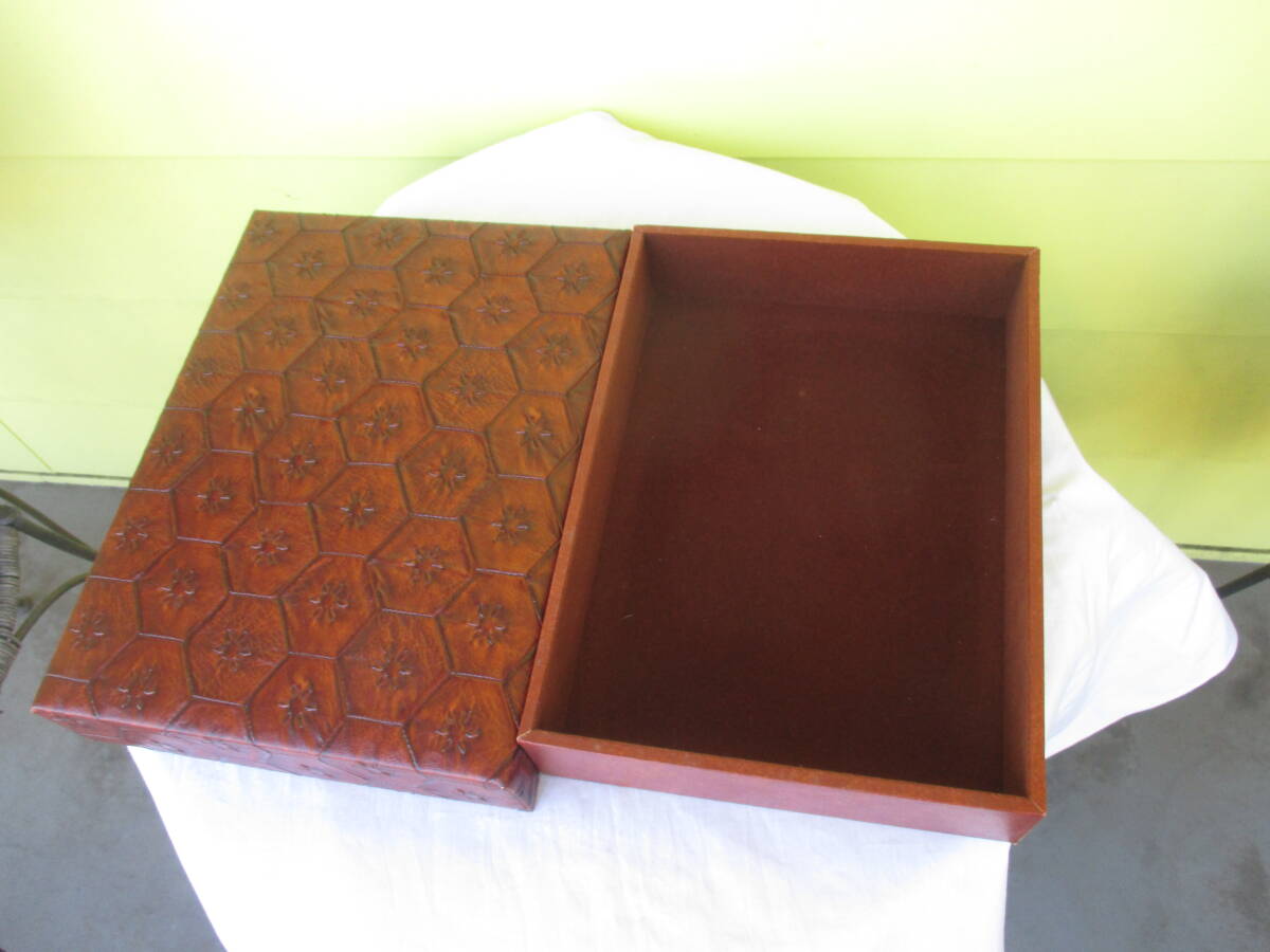 ★文箱　フローレンス　合成皮革工芸　レトロ　ヴィンテージ　亀甲模様　縦30×横23×高さ6.3㎝　重さ730㌘　長期保管品　古道具　現状品_画像1