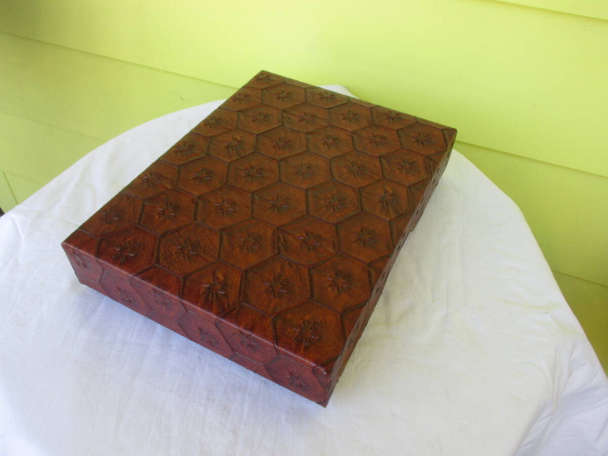 ★文箱　フローレンス　合成皮革工芸　レトロ　ヴィンテージ　亀甲模様　縦30×横23×高さ6.3㎝　重さ730㌘　長期保管品　古道具　現状品_画像3