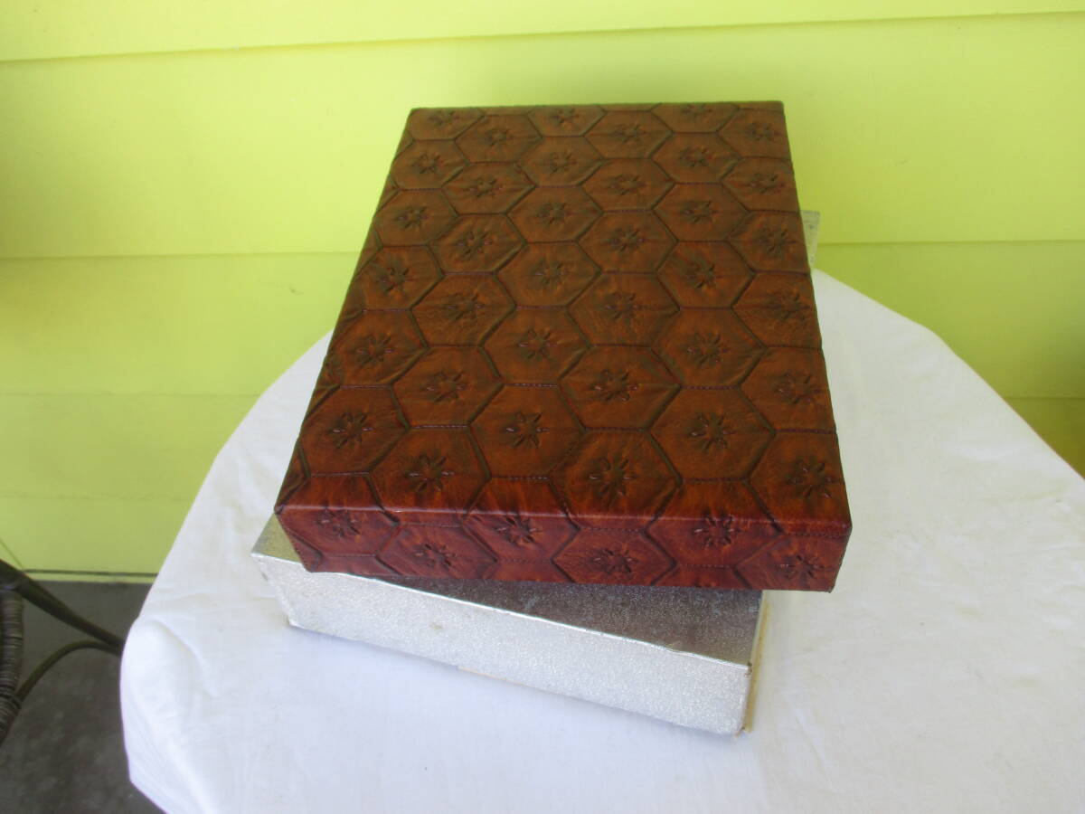 ★文箱　フローレンス　合成皮革工芸　レトロ　ヴィンテージ　亀甲模様　縦30×横23×高さ6.3㎝　重さ730㌘　長期保管品　古道具　現状品_画像10