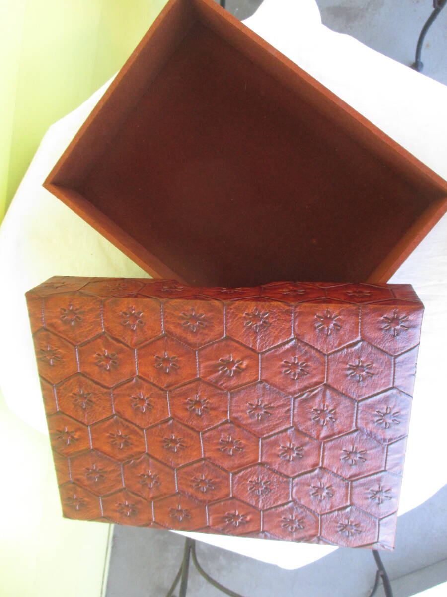 ★文箱　フローレンス　合成皮革工芸　レトロ　ヴィンテージ　亀甲模様　縦30×横23×高さ6.3㎝　重さ730㌘　長期保管品　古道具　現状品_画像9
