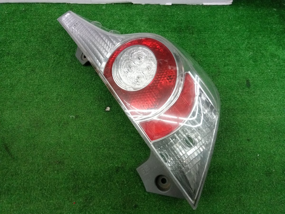 ★中古品★TOYOTA NHP10 前期 アクア 純正 右 テールランプ STANLEY 52-252【他商品と同梱歓迎】_画像1