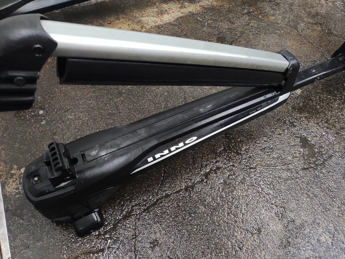 ★中古品★INNO スノーボード キャリア 鍵付 イノー UK721 ルーフ RVデュアル プリウスbBハリアーCR-VスイフトFit 【他商品と同梱歓迎】_画像4