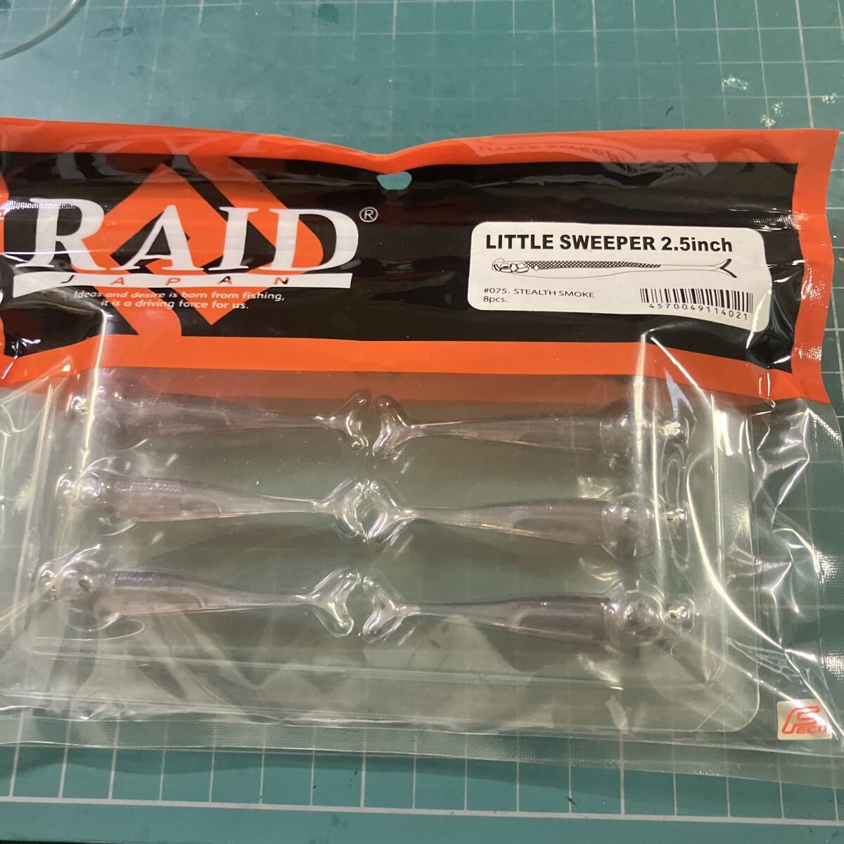 レイドジャパン ワーム リトルスイーパー 2.5インチ ステルススモーク_画像1