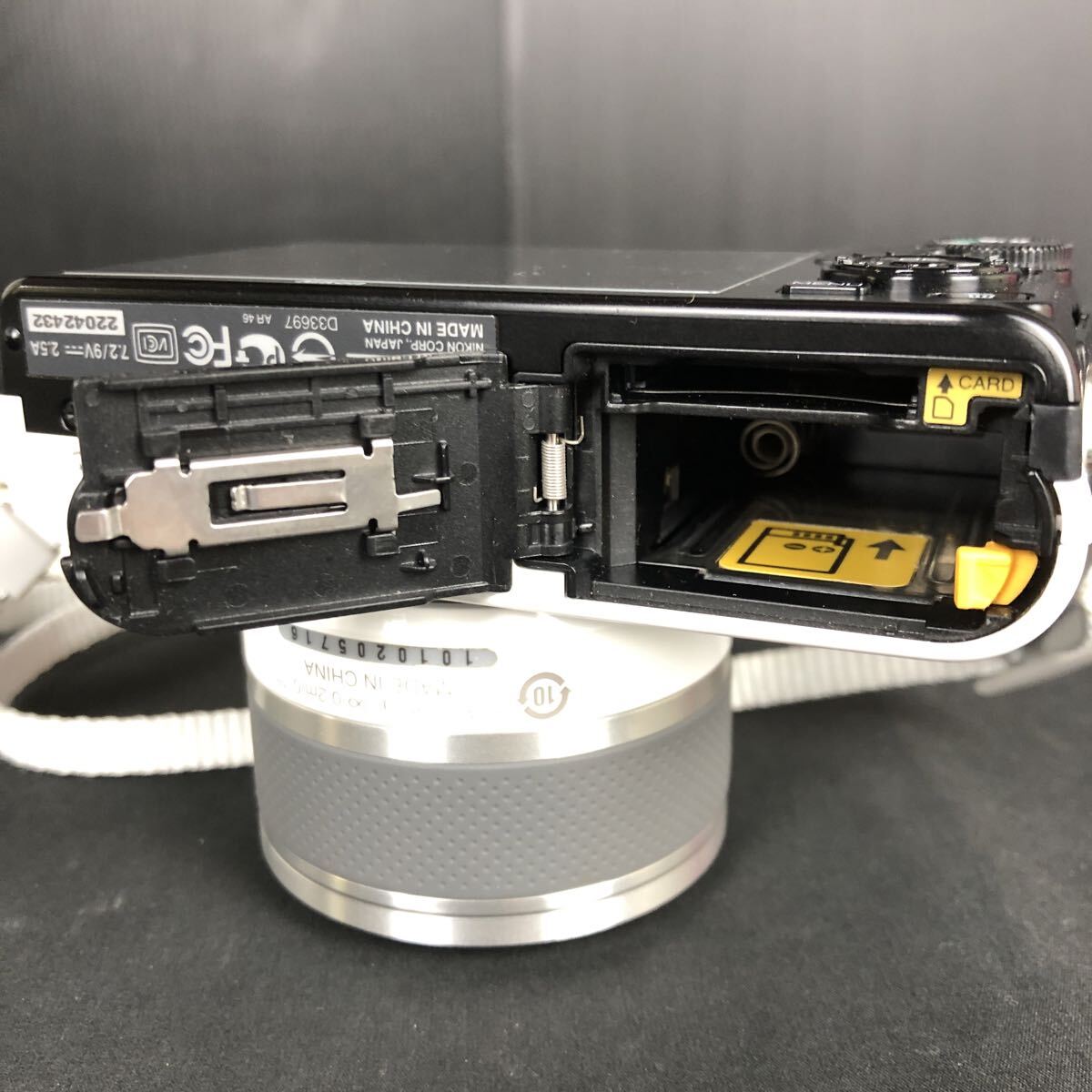 【A-1080】Nikon ニコン J1 ホワイト 本体のみ バッテリーなし 動作未確認_画像5