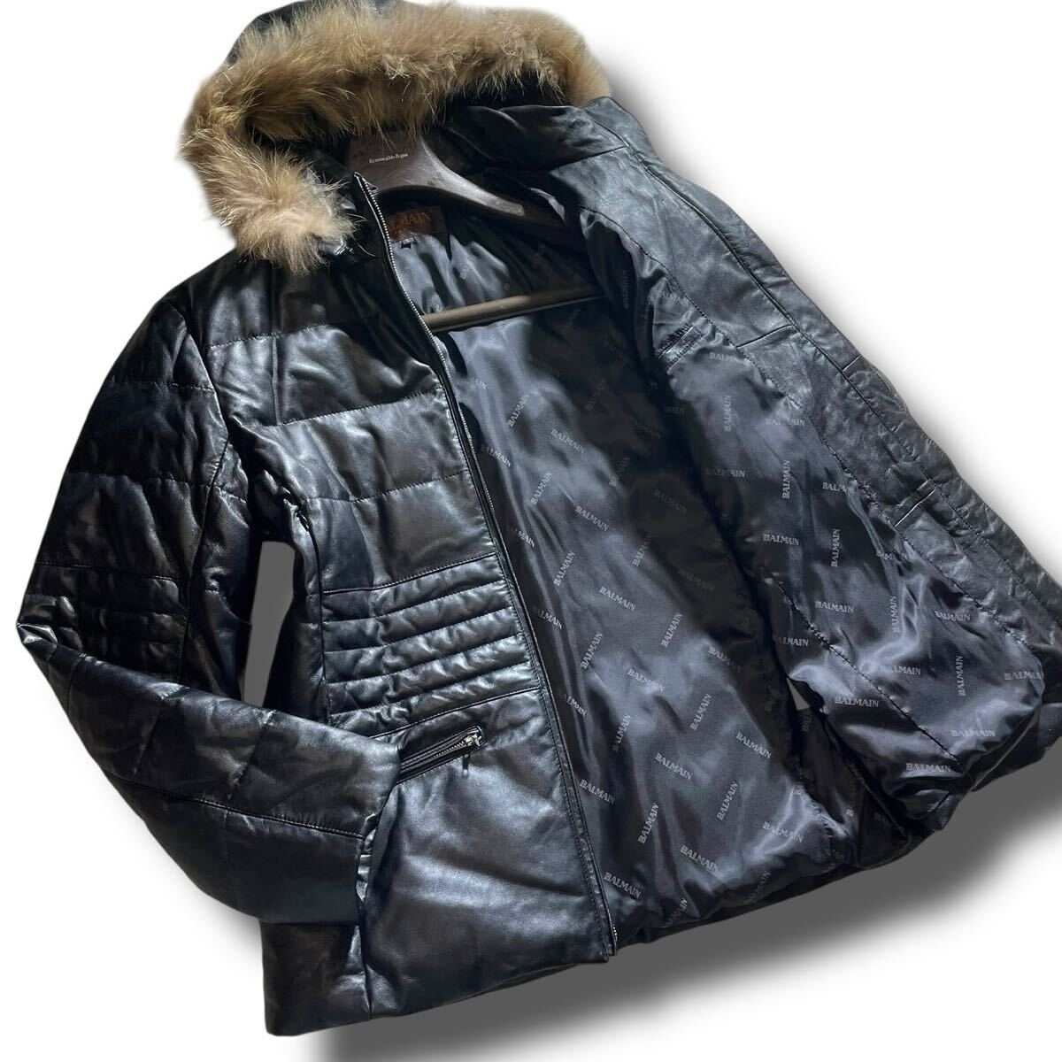 極美品 BALMAIN ラムレザー ダウンジャケット 2way ファー 羊革 チャイニーズラクーン 総柄ロゴ 蛇腹 キルティング フーデッド 黒 バルマン_画像1