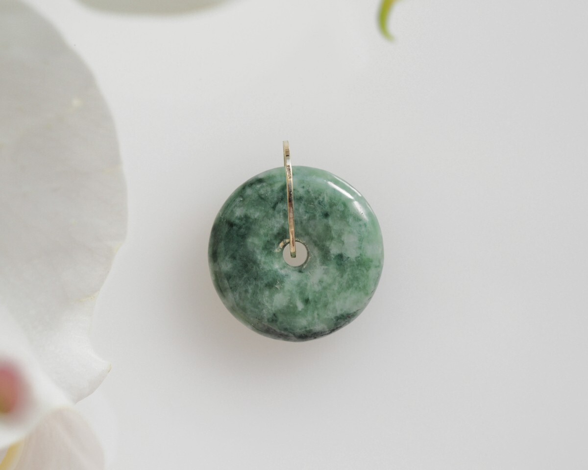 K18WG　翡翠　平玉　チャーム　ペンタンドトップ　天然無処理ヒスイ　和装小物　鑑賞　_画像9