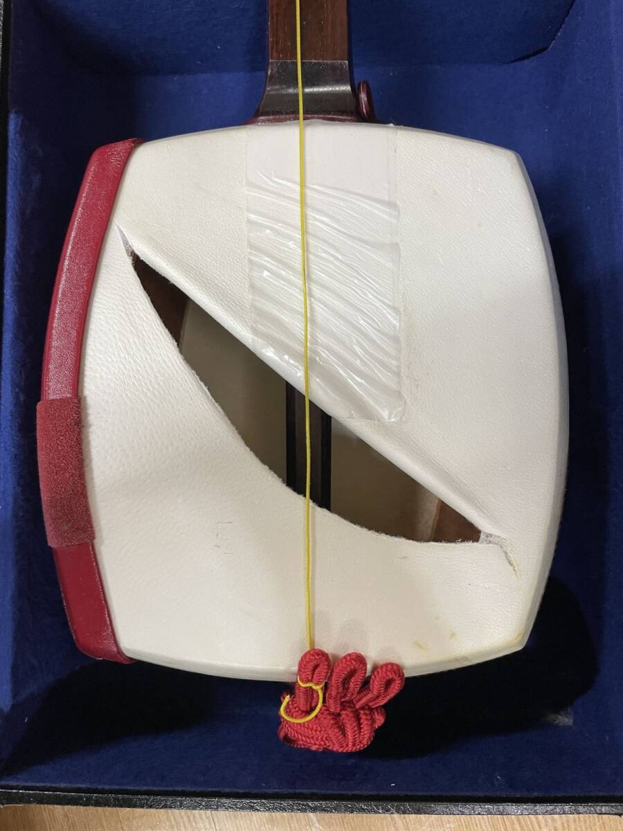 17w34【★1000円～】津軽三味線 弦楽器 丸打胴 ケース付き ホビー カルチャー 和楽器 本体 民謡 長唄 伝統音楽 MADE IN JAPAN 日本_画像2