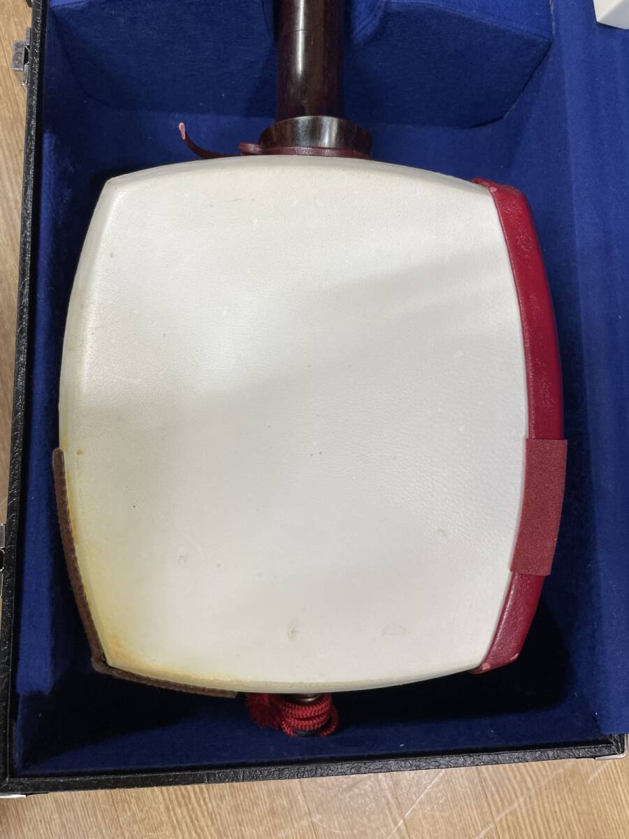 17w34【★1000円～】津軽三味線 弦楽器 丸打胴 ケース付き ホビー カルチャー 和楽器 本体 民謡 長唄 伝統音楽 MADE IN JAPAN 日本_画像3