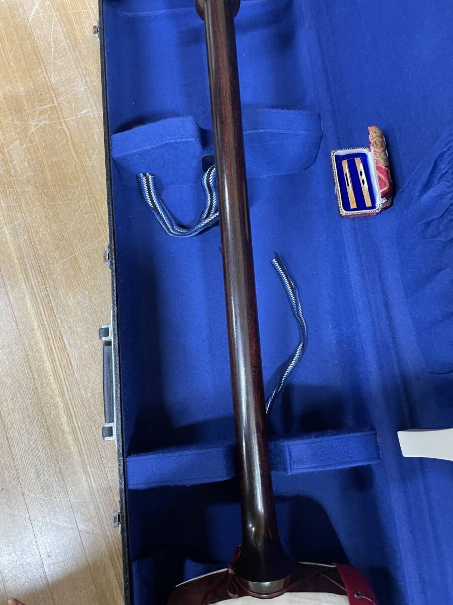 17w34【★1000円～】津軽三味線 弦楽器 丸打胴 ケース付き ホビー カルチャー 和楽器 本体 民謡 長唄 伝統音楽 MADE IN JAPAN 日本_画像4