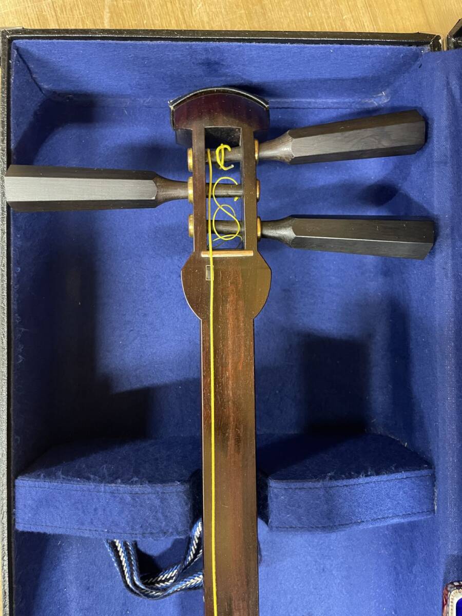 17w34【★1000円～】津軽三味線 弦楽器 丸打胴 ケース付き ホビー カルチャー 和楽器 本体 民謡 長唄 伝統音楽 MADE IN JAPAN 日本_画像5