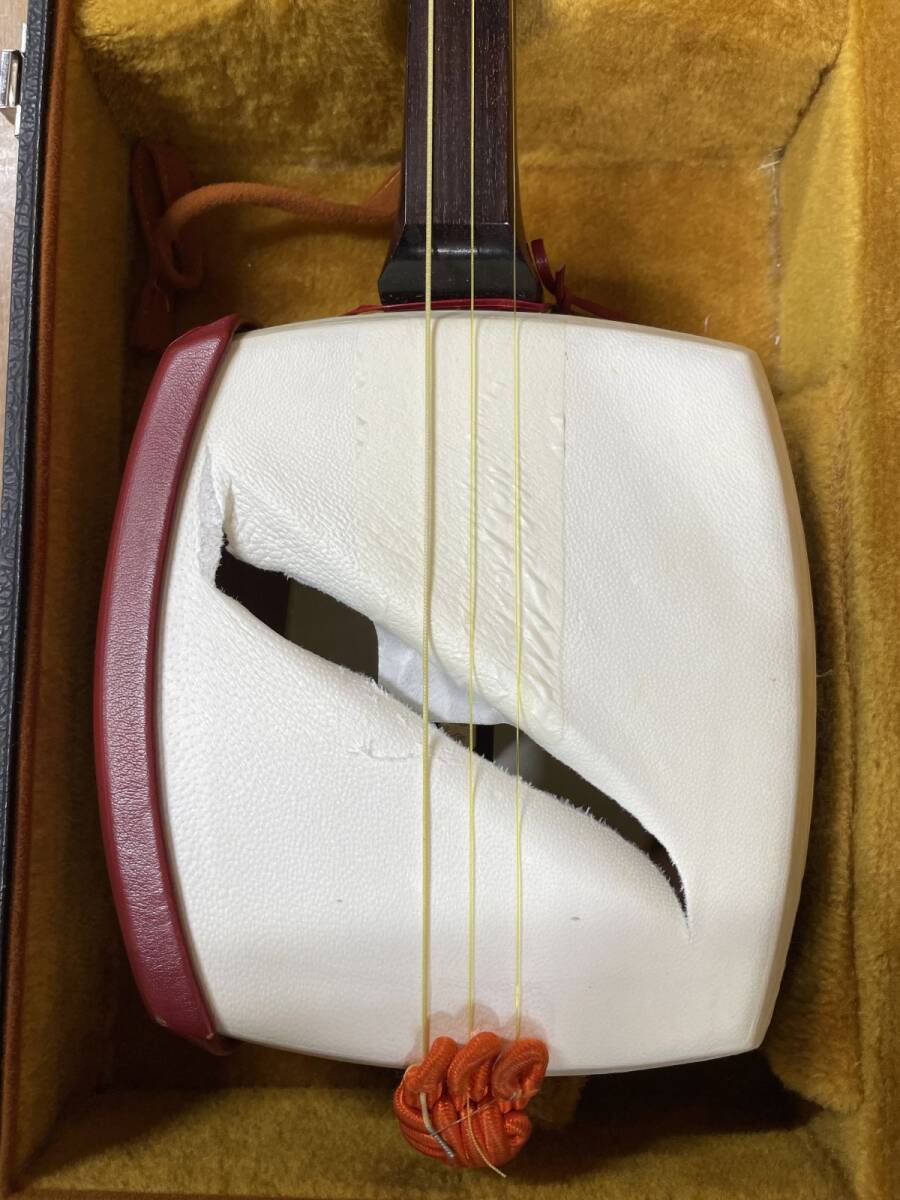 17w35【★1000円~】津軽三味線 弦楽器 丸打胴 ケース付き 趣味 カルチャー 和楽器 本体 民謡 長唄 伝統音楽 MADE IN JAPAN 日本_画像2