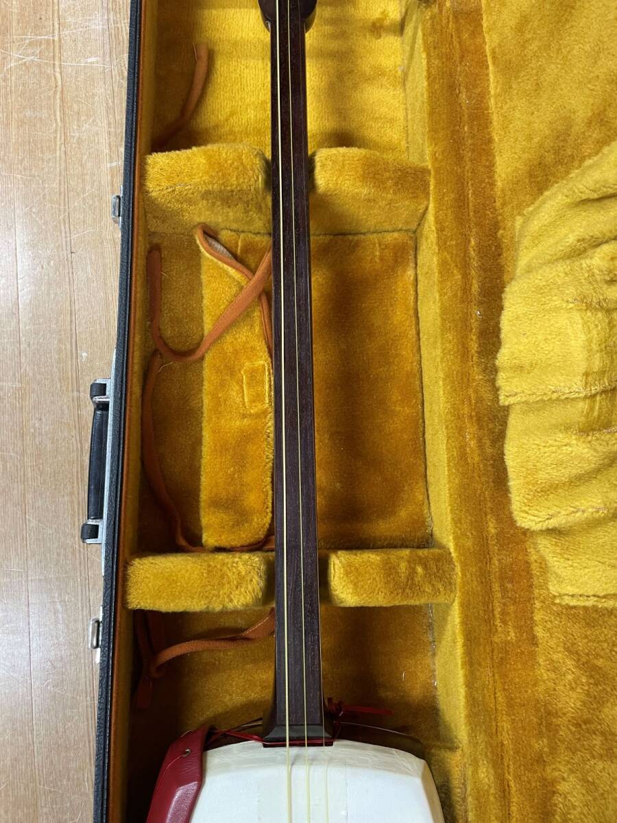 17w35【★1000円~】津軽三味線 弦楽器 丸打胴 ケース付き 趣味 カルチャー 和楽器 本体 民謡 長唄 伝統音楽 MADE IN JAPAN 日本_画像4