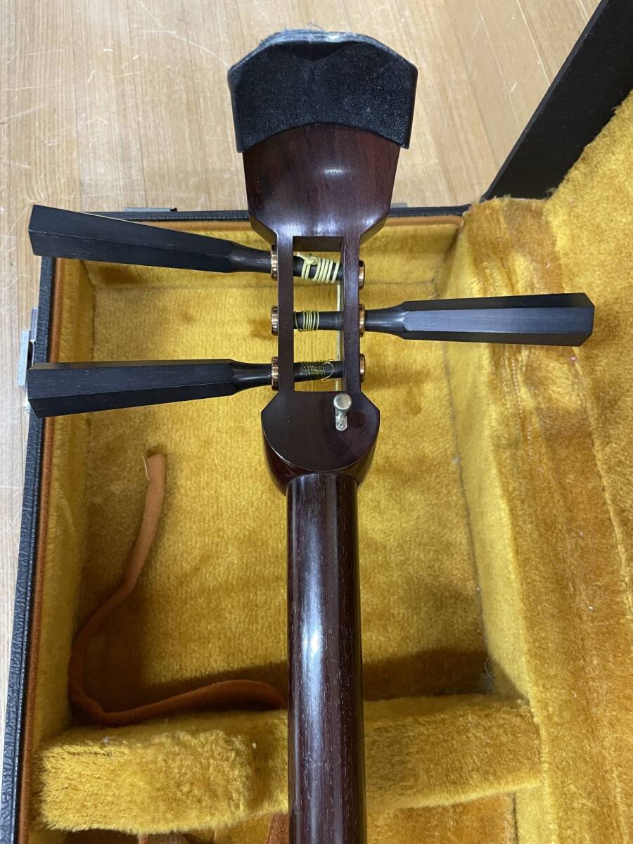 17w35【★1000円~】津軽三味線 弦楽器 丸打胴 ケース付き 趣味 カルチャー 和楽器 本体 民謡 長唄 伝統音楽 MADE IN JAPAN 日本_画像7