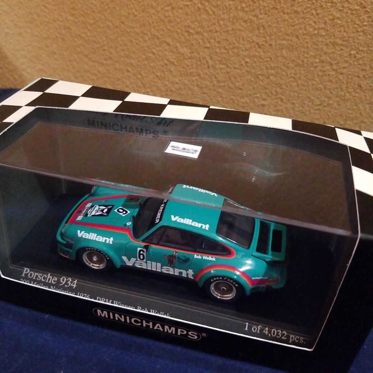 MINICHAMPS 1/43 ポルシェ 934 (Vaillant ＃6)_画像4
