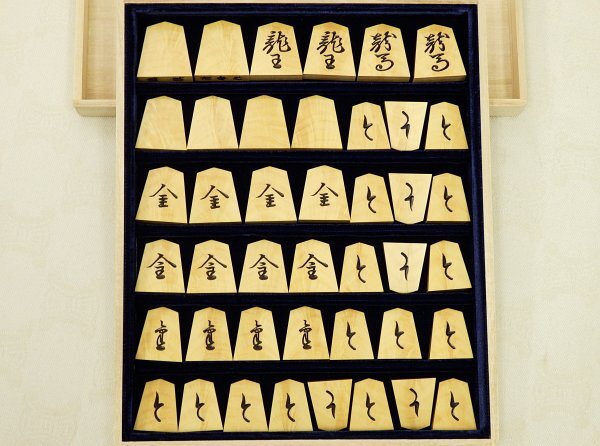 7651 未使用☆ 清峰作 錦旗 彫駒 孔雀杢 将棋駒 桐平箱付 木工芸_画像7