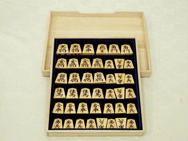 7651 未使用☆ 清峰作 錦旗 彫駒 孔雀杢 将棋駒 桐平箱付 木工芸_画像1