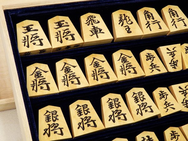 7651 未使用☆ 清峰作 錦旗 彫駒 孔雀杢 将棋駒 桐平箱付 木工芸_画像3