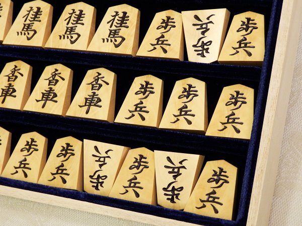 7651 未使用☆ 清峰作 錦旗 彫駒 孔雀杢 将棋駒 桐平箱付 木工芸_画像6