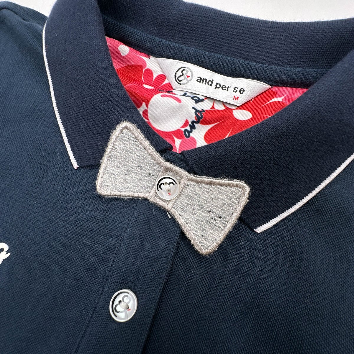 and per se アンパスィ ワッペン風刺繍&プリント 花柄 半袖 ポロシャツ Mサイズ /紺/ネイビー/レディース/ゴルフ/スポーツ/ブラホワ_画像4