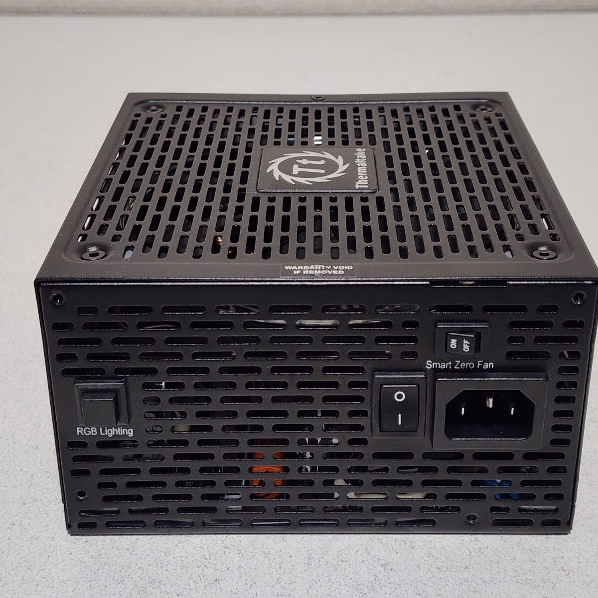 Thermaltake TOUGHPOWER GRAND RGB(TPG-1050AH3FCP) 1050W 80PLUS PLATINUM認証 ATX電源ユニット フルプラグイン 動作確認済み PCパーツ_画像6