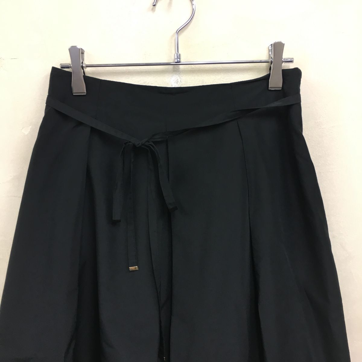 2N1285-G◆ AMACA アマカ ウエストリボンミディフレアプリーツスカート 微光沢 ウエストゴム イージー ◆ size38 黒 ポリエステル_画像3