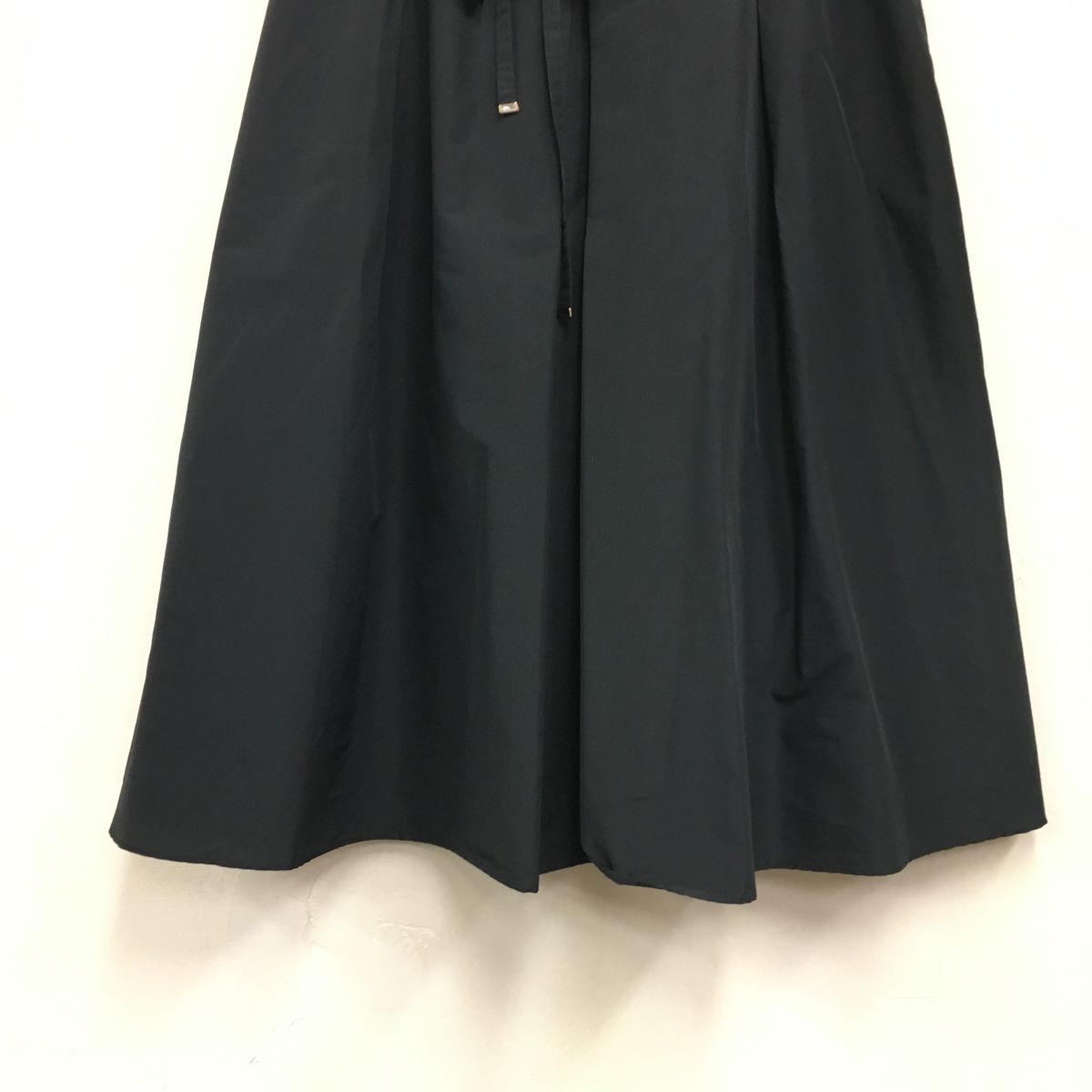 2N1285-G◆ AMACA アマカ ウエストリボンミディフレアプリーツスカート 微光沢 ウエストゴム イージー ◆ size38 黒 ポリエステル_画像4