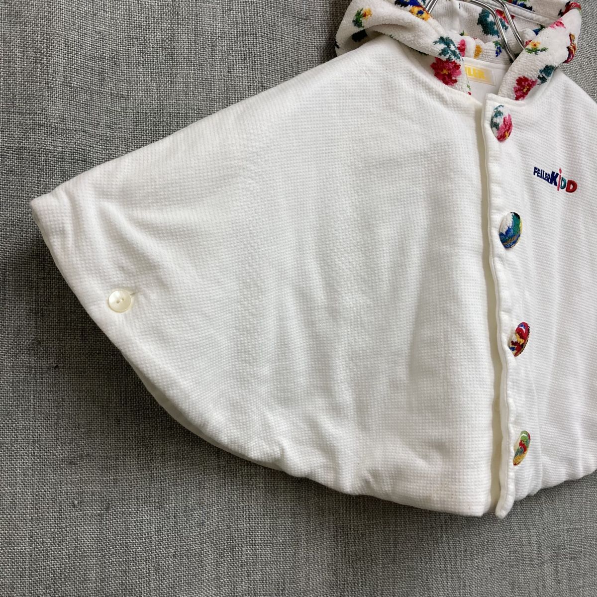 2N1492-Y*FEILER Feiler с капюшоном . baby накидка манто передний открытие вышивка Logo ткань кнопка с хлопком живое существо pompon*size90 белый хлопок 