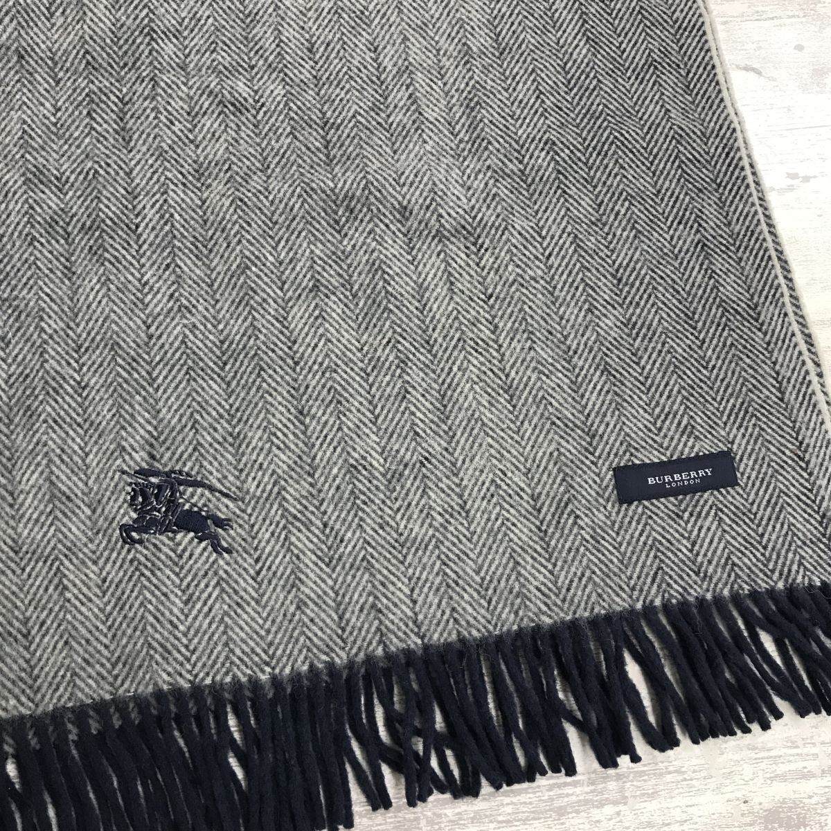 2N2166-W◆BURBERRY バーバリー ひざ掛け ショール フリンジ ヘリンボーン シンプル ロゴマーク 防寒◆size:65×120 グレー ネイビー系 毛_画像7