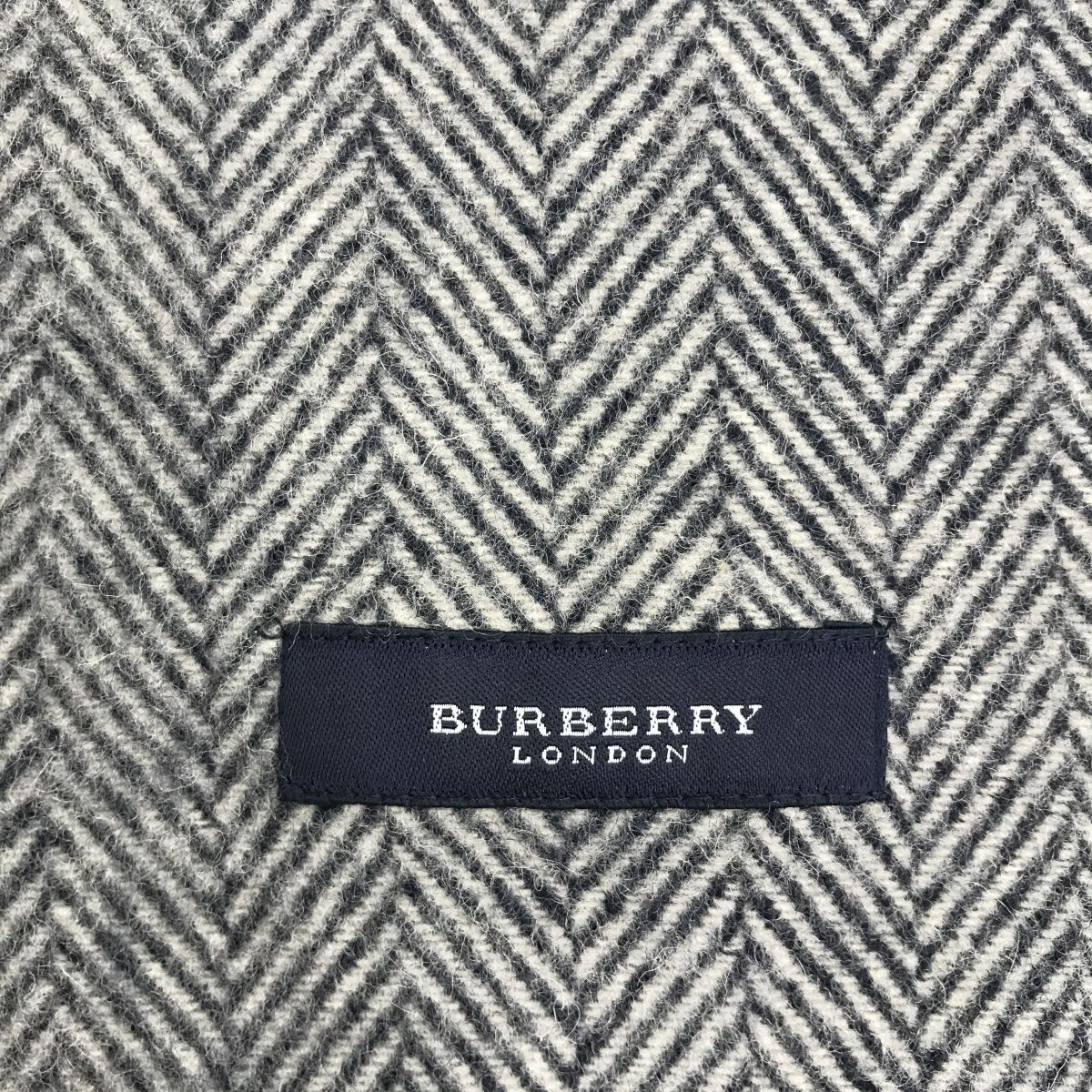 2N2166-W◆BURBERRY バーバリー ひざ掛け ショール フリンジ ヘリンボーン シンプル ロゴマーク 防寒◆size:65×120 グレー ネイビー系 毛_画像9