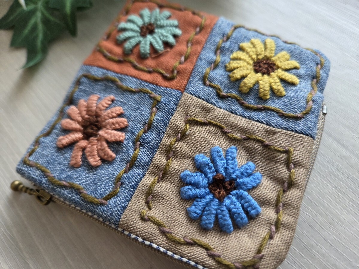♪大人可愛いミニポーチ★両面立体花刺繍★デニム・綿麻生地★たて10cm×よこ10cm★小銭入れ・カード入れ・小物入れ_画像4
