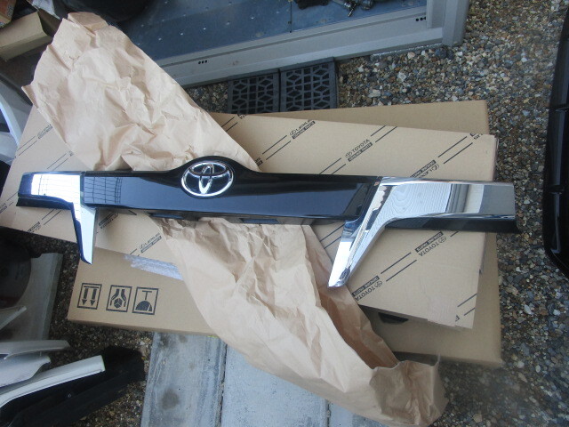 80系エスクァイア 後期 リアゲートガーニッシュ_画像1