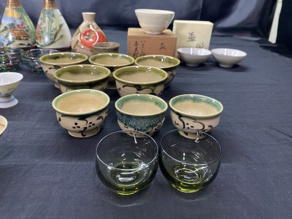B6-482 酒器　おちょこ お猪口　とっくり 徳利　大量　まとめて画像分　九谷焼 等　酒器　陶器　ぐい呑み　盃　徳利　伝統工芸_画像7