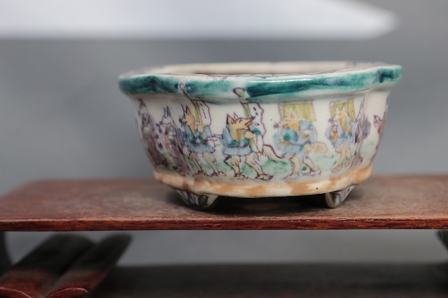 ★★　陶翠庵　盆栽鉢【陶 翠】 「彩色狐の嫁入り絵図 」 「外縁下帯段脚木瓜鉢」_画像3
