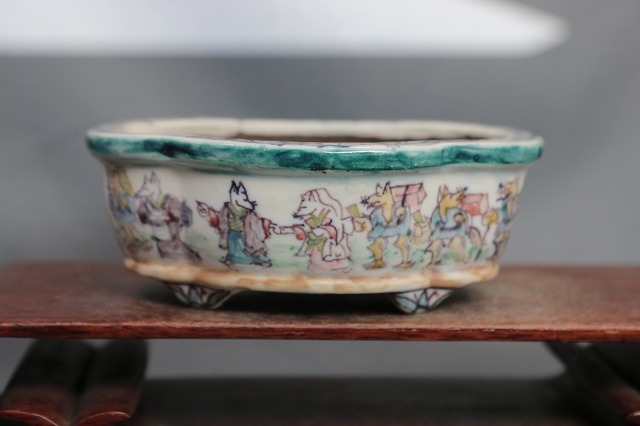 ★★　陶翠庵　盆栽鉢【陶 翠】 「彩色狐の嫁入り絵図 」 「外縁下帯段脚木瓜鉢」_画像4