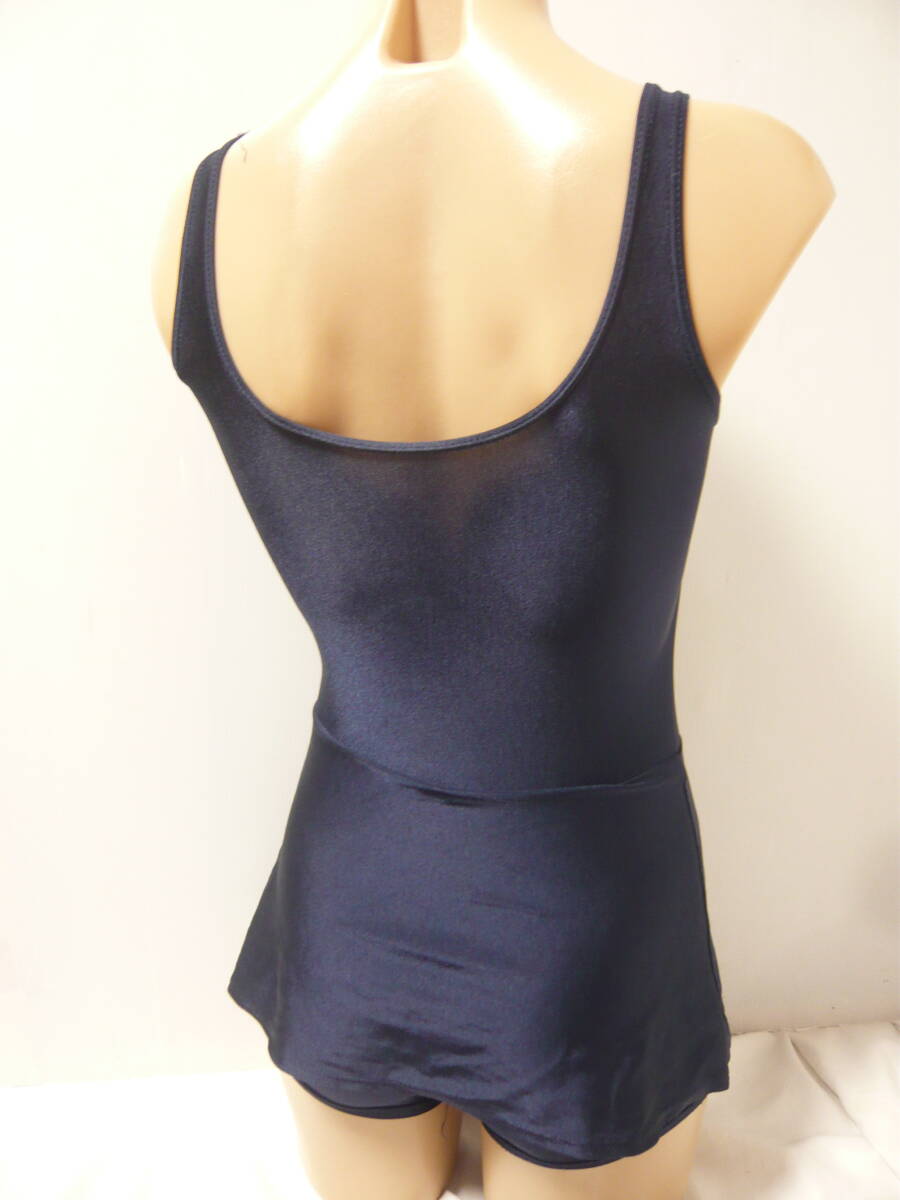 8221 トップバリュー スカートショートパンツ 光沢ネイビー ジュニア 競泳水着 140サイズ_画像2