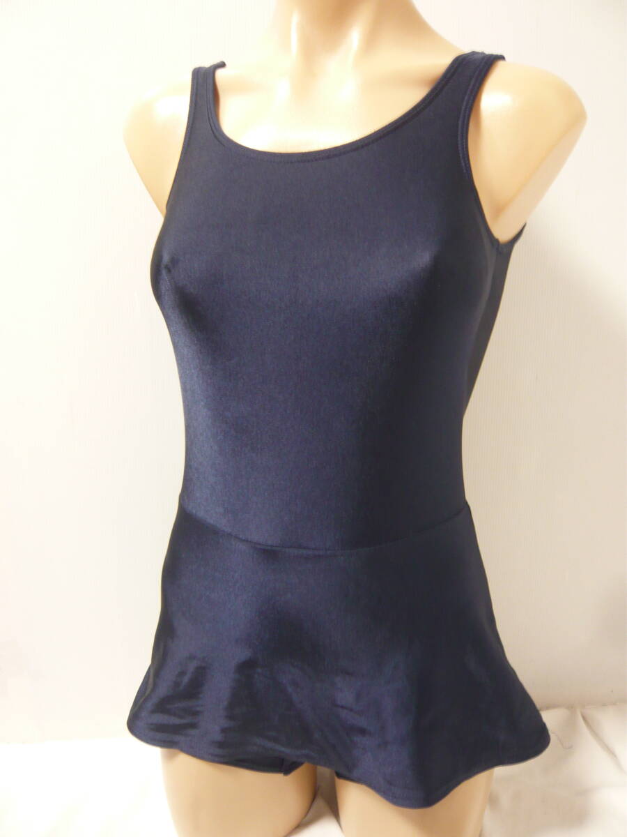 8221 トップバリュー スカートショートパンツ 光沢ネイビー ジュニア 競泳水着 140サイズ_画像1