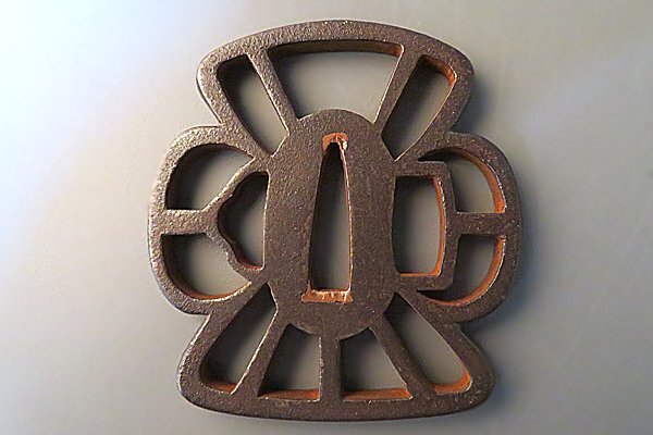 u435[ мир .] меч . изобразительное искусство | меч принадлежности металлический ... гарда меча осмотр меч принадлежности японский меч ... голова рисунок передний медный золотой . товар 