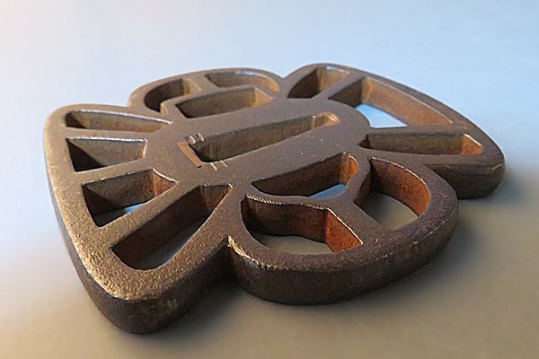 u435[ мир .] меч . изобразительное искусство | меч принадлежности металлический ... гарда меча осмотр меч принадлежности японский меч ... голова рисунок передний медный золотой . товар 