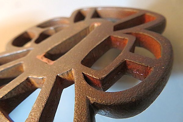 u435[ мир .] меч . изобразительное искусство | меч принадлежности металлический ... гарда меча осмотр меч принадлежности японский меч ... голова рисунок передний медный золотой . товар 