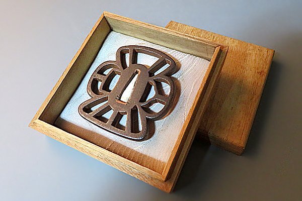 u435[ мир .] меч . изобразительное искусство | меч принадлежности металлический ... гарда меча осмотр меч принадлежности японский меч ... голова рисунок передний медный золотой . товар 