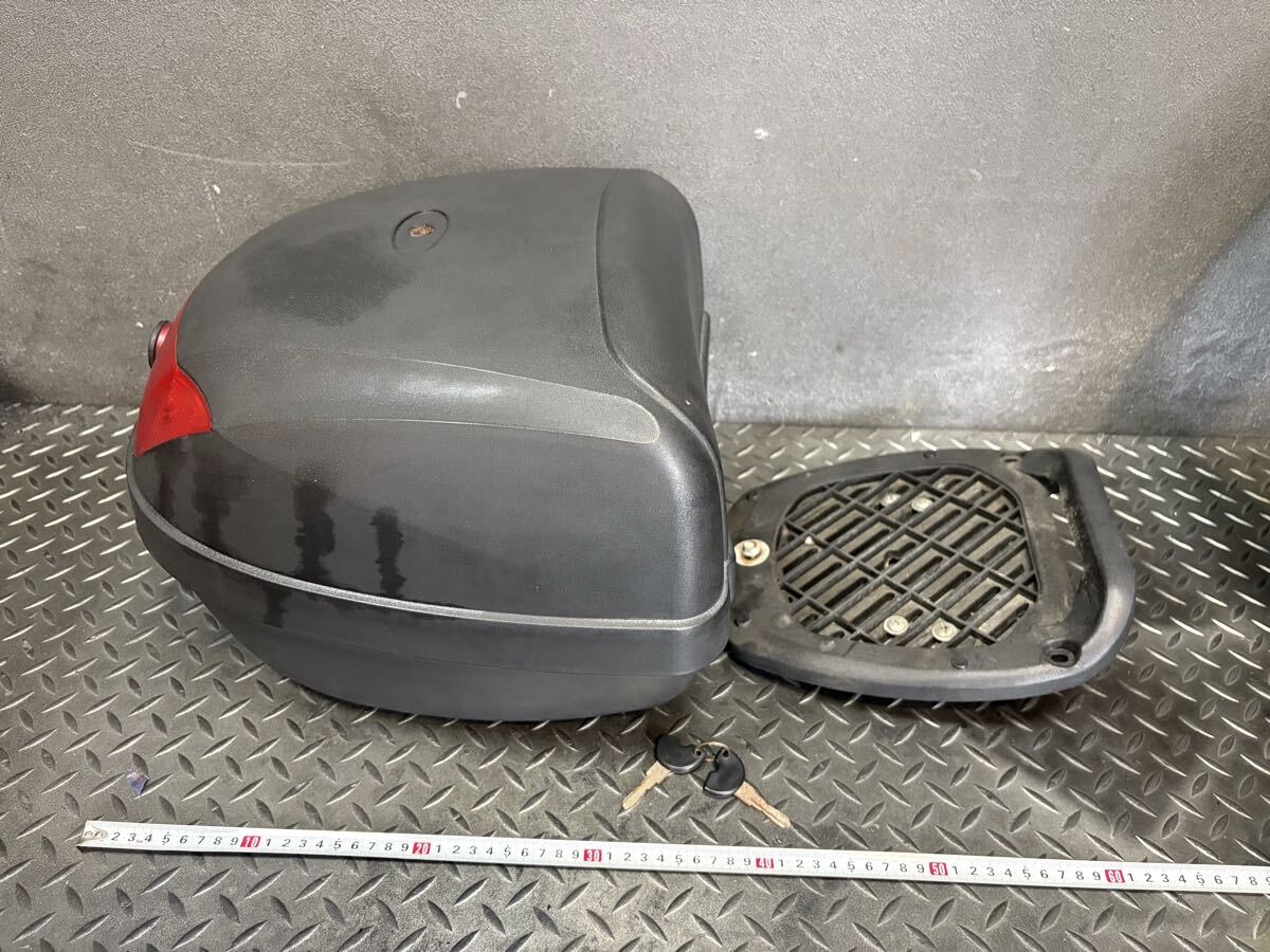 ★ 汎用 リアボックス トップケース バイク バックレスト付 バイクボックス バイクリアボックス レッド　エンジ　スクーター　原付　鍵2本_画像4