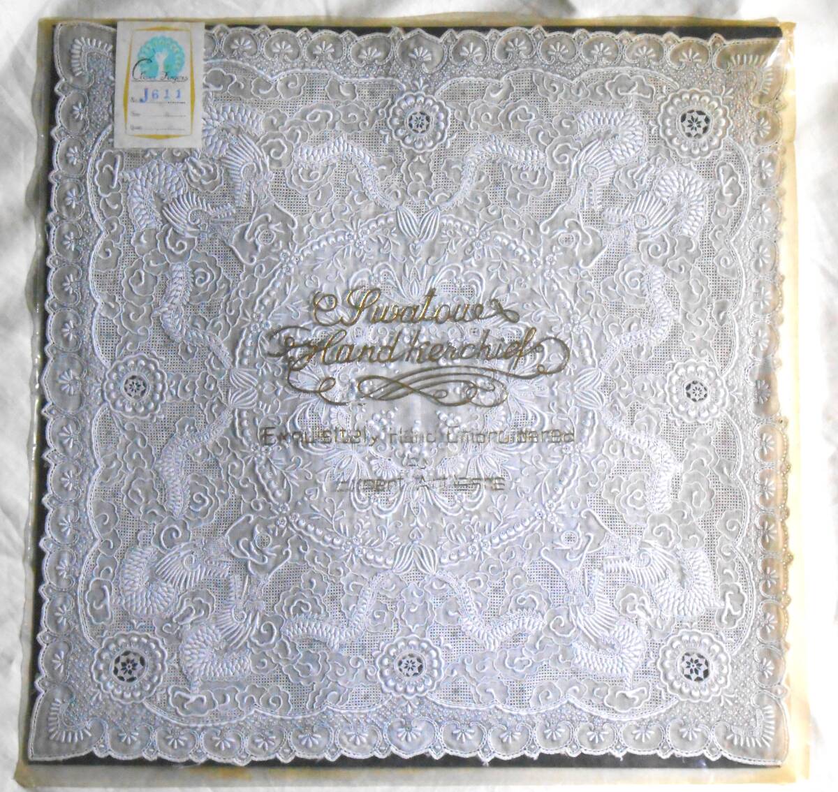 未使用 汕頭 スワトウ 手刺繍 ハンカチ 八匹 雲龍 草花文様 ヴィンテージ 精緻で美しい刺繍です_画像2