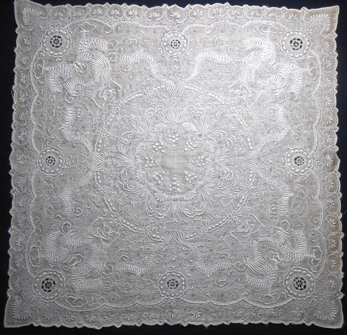 未使用 汕頭 スワトウ 手刺繍 ハンカチ 八匹 雲龍 草花文様 ヴィンテージ 精緻で美しい刺繍です_画像10